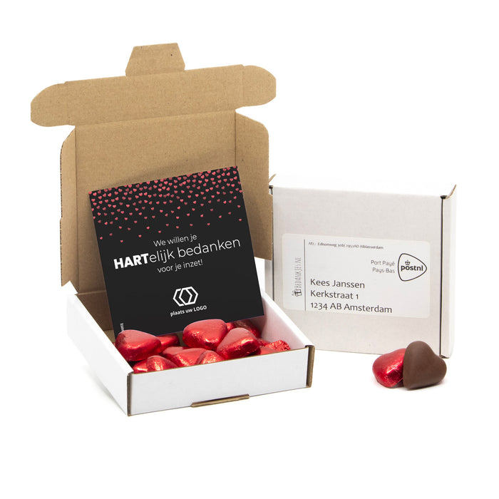 Vierkant doosje met chocolade harten en kaartje - Brievenbus Vierkant doosje met chocolade harten en kaartje - Brievenbus
