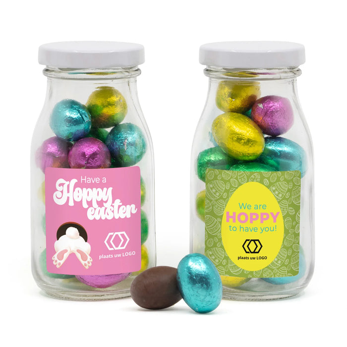 Glazen melkflesje met paaseitjes - Pasen Glazen melkflesje met paaseitjes - Pasen