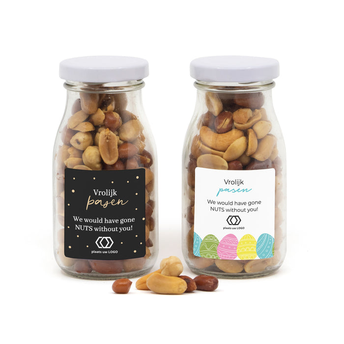 Glazen melkflesje met verse nootjes - Pasen Glazen melkflesje met verse nootjes - Pasen