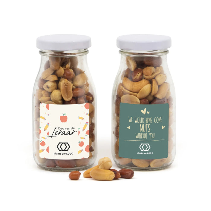 Glazen melkflesje met verse nootjes - Leraar Glazen melkflesje met verse nootjes - Leraar