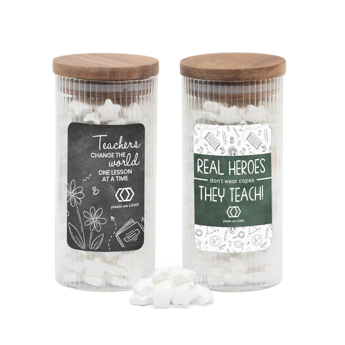 Pot met ribbelglas gevuld met snoepjes - Leraar